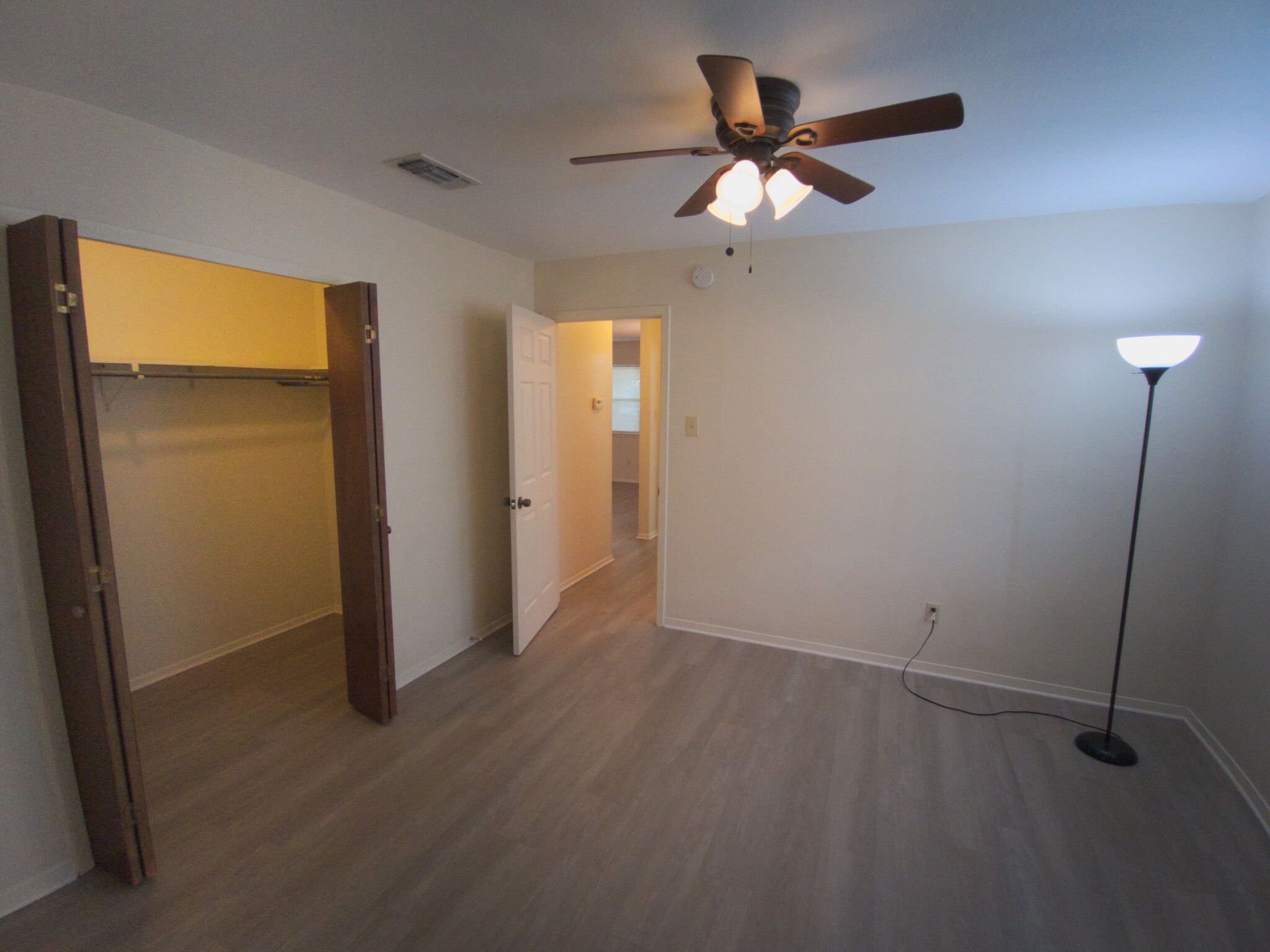 Building Photo - 327 Briarwood Dr