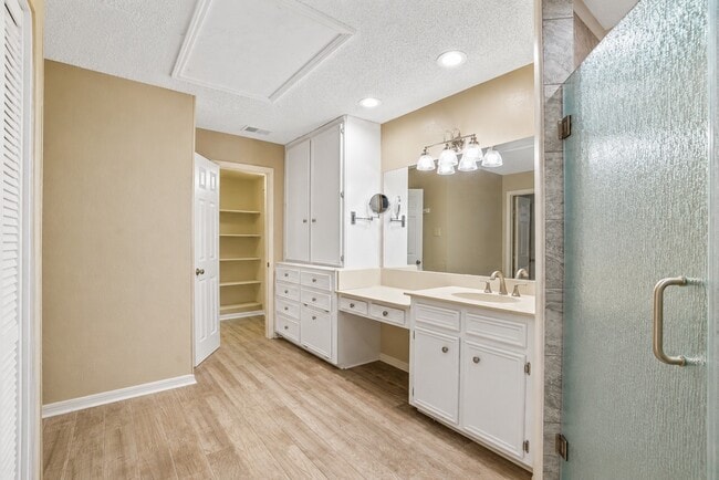 Building Photo - 9 Lakeview Manor