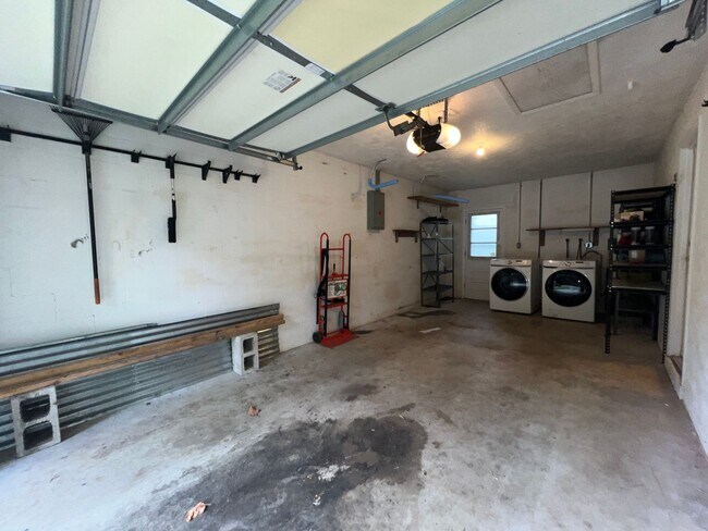 Building Photo - Charming 2 bedroom 1.5 bathroom home