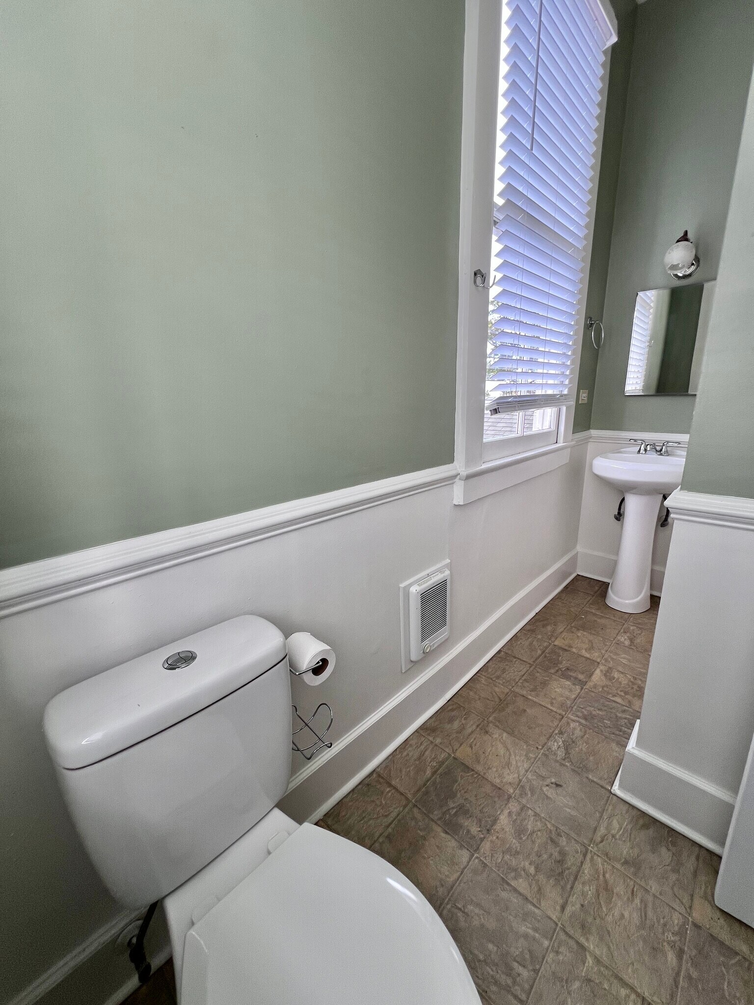 Building Photo - 548 Verret St