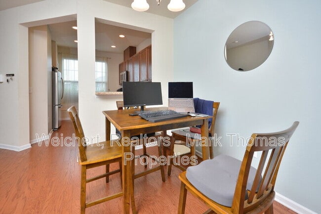Building Photo - 100 Stratford Lakes Dr
