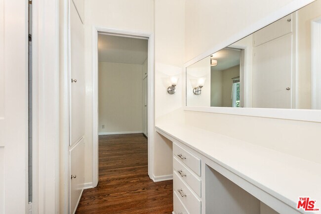 Building Photo - 1117 Roscomare Rd