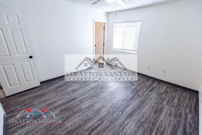 Building Photo - 2526 E Juanita Ave