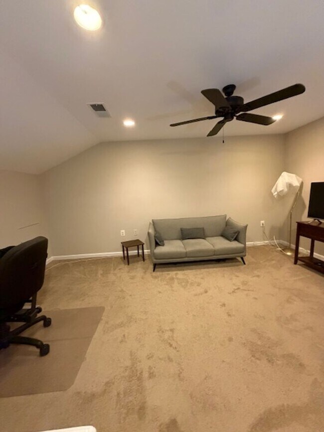 Building Photo - SPACIOUS 2 BEDROOM 2 BATH CONDO WITH LOFT IN KING FARM