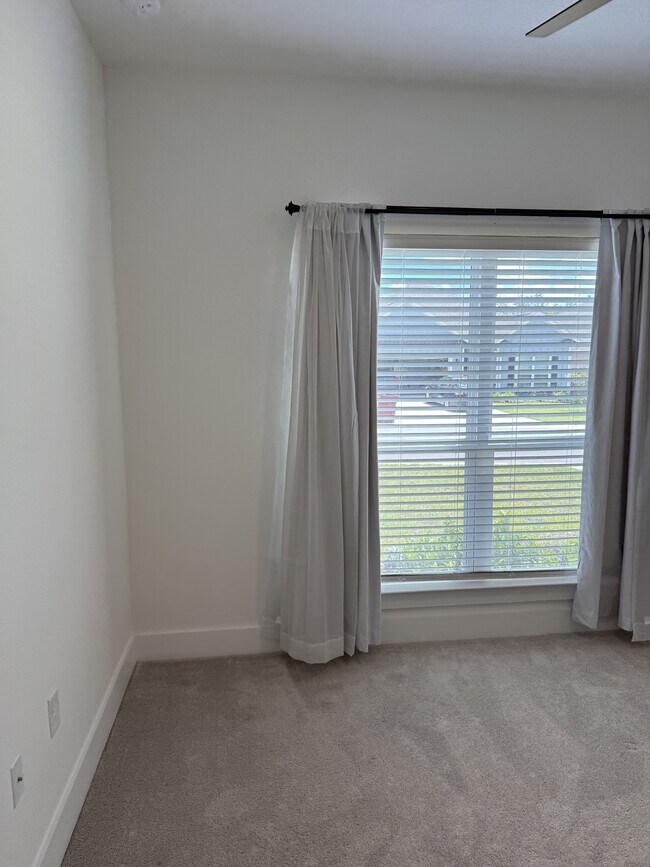 Building Photo - 210 Lyla Ln