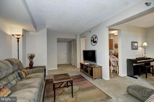 Building Photo - 7401 Westlake Terrace