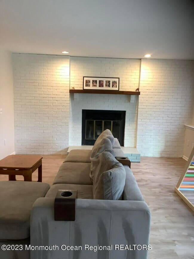 Building Photo - 13 Lawrence Dr