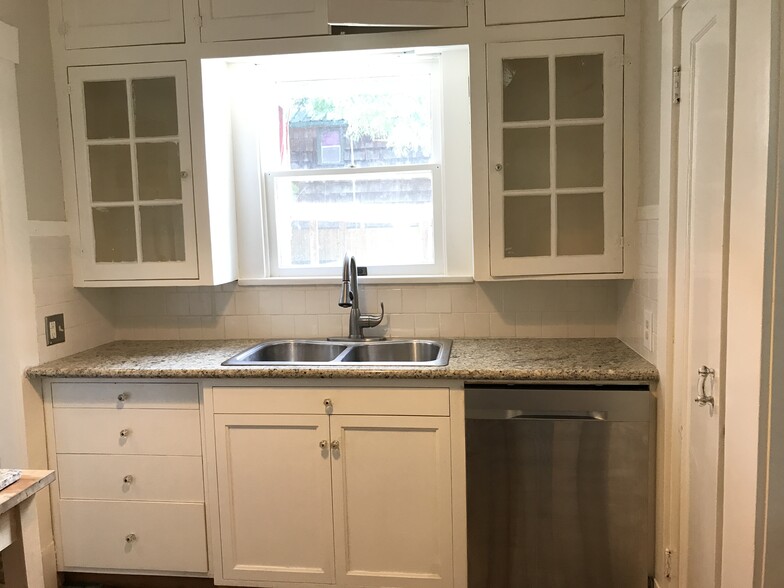 Remodeled kitchen with granite - 812 Branard St
