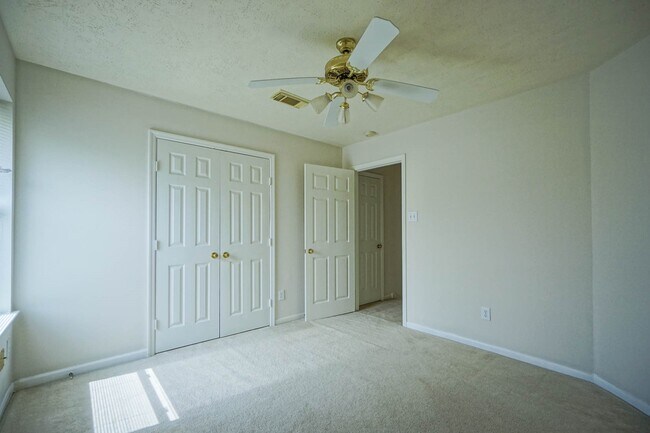 Building Photo - 918 Featherbrook Ct