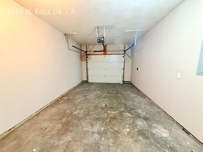 Building Photo - 1659 W Kole Dr