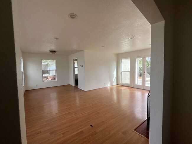 Building Photo - "Charming 2-Bedroom Retreat on Douglas Ave...
