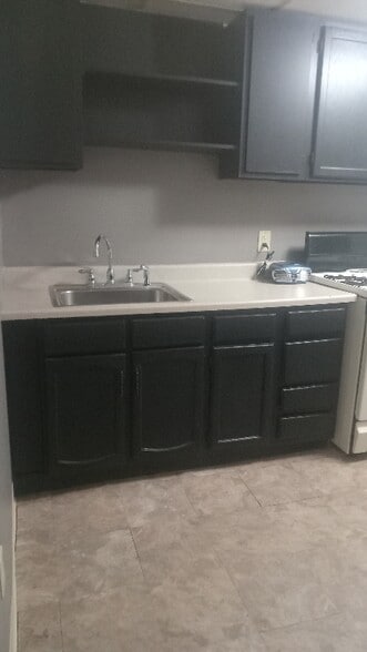 Building Photo - 418 W 8th St