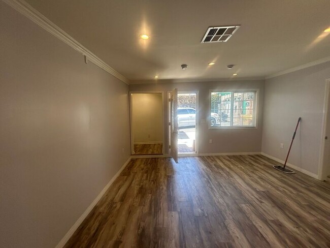 Building Photo - 2823 Hyperion Ave
