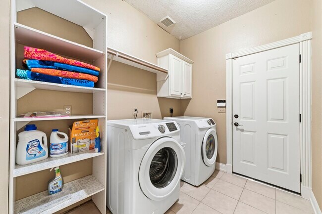 Building Photo - 11823 Canyon Mills Dr