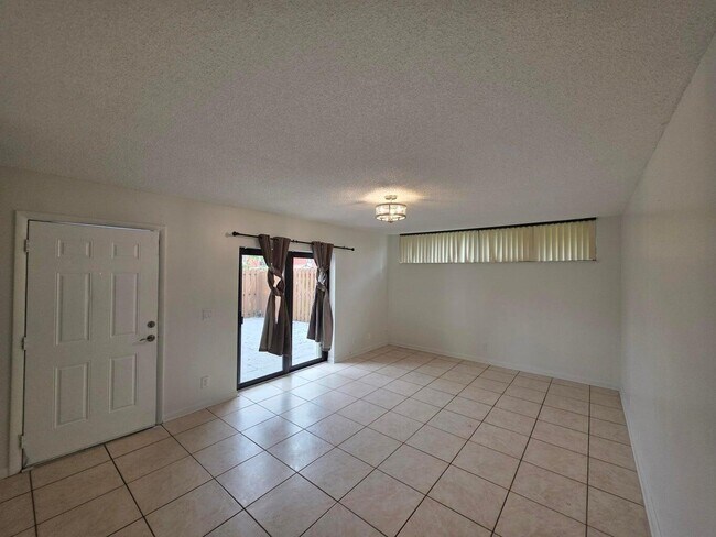 Building Photo - 3909 Victoria Dr