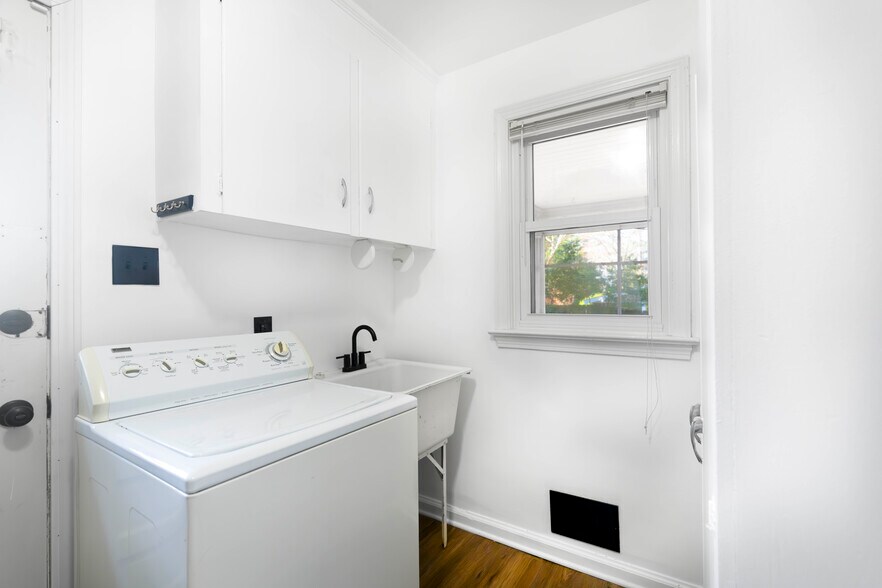 Building Photo - 161 Blades St