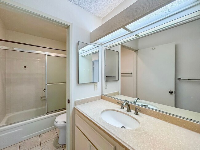 Building Photo - Charming 1BD/1BA Condo in University City ...