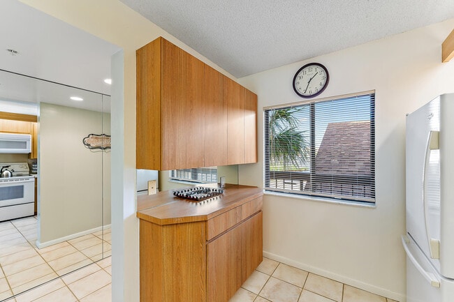 Building Photo - 1001 Seafarer Cir