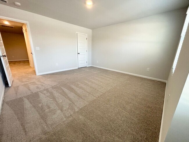 Building Photo - ABSOLUTELY BEAUTIFUL BRAND-NEW BUILD TOWNHOME