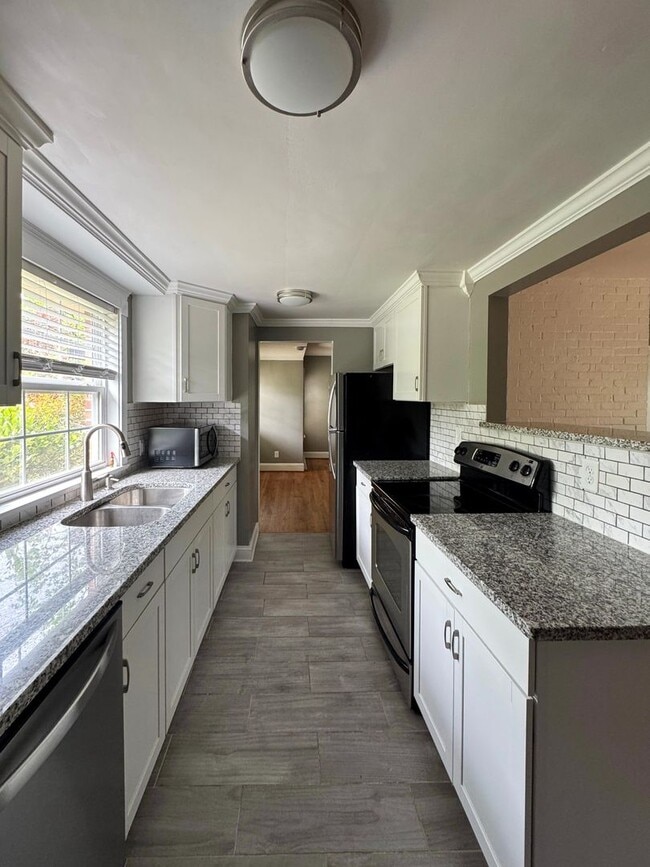 Building Photo - Charming 3 Bed 2 Bath Fayetteville Home