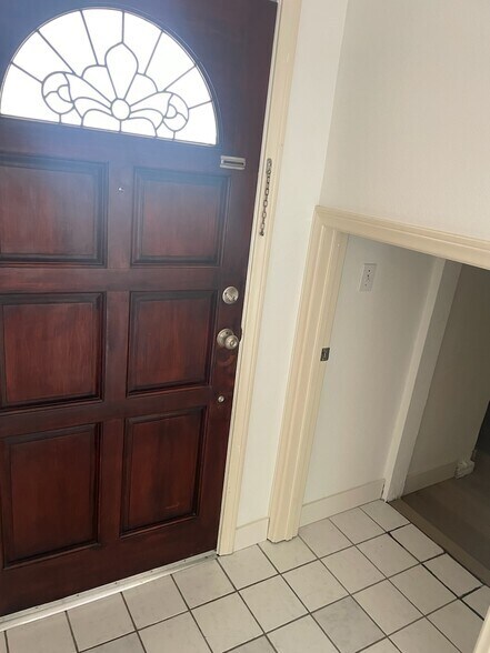 Building Photo - 308 N Kenwood St