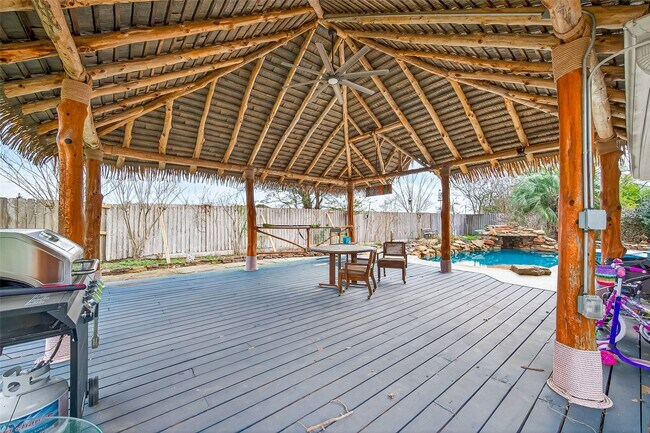 Building Photo - 805 Camelot Ln