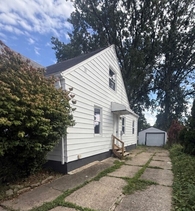 Building Photo - 778 E Archwood Ave