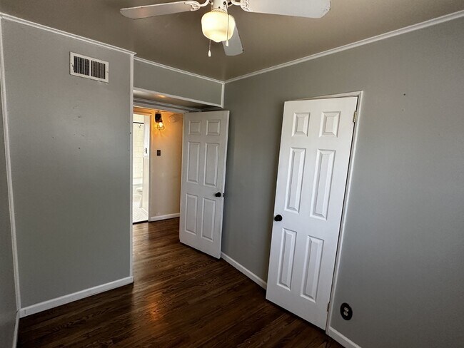 Building Photo - ***Available late-July*** Charming Home in...