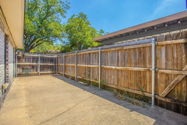 Building Photo - 6824 Edmond Ave