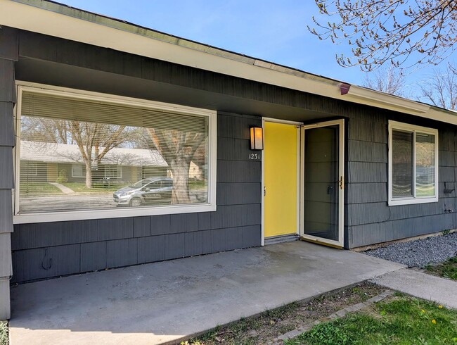 Building Photo - 1231/1233 Montana St.