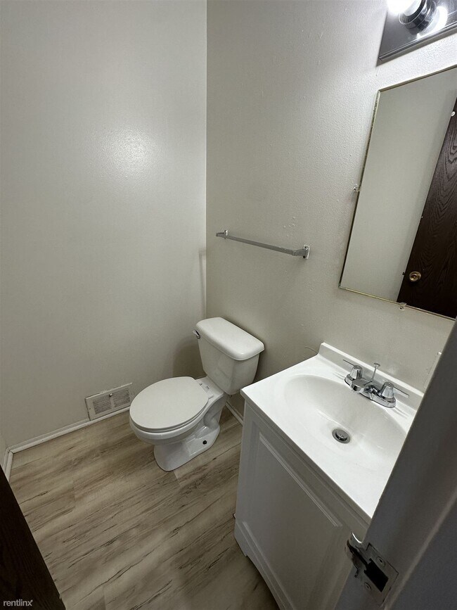 Building Photo - 2 br, 1.5 bath Townhome - Longfellow Townh...