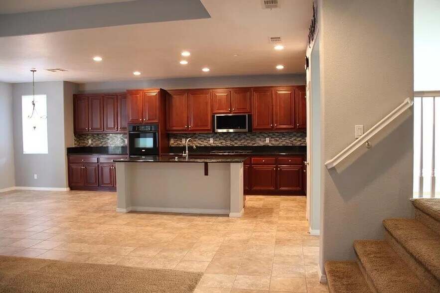 Building Photo - 9380 Dauchy Ave