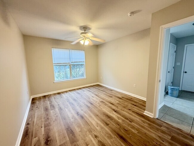 Building Photo - 81 Lake Front Dr