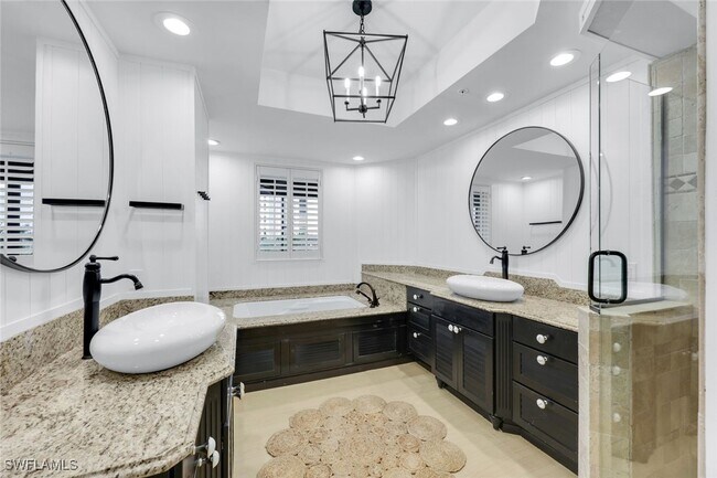 Building Photo - 8720 Bay Colony Dr