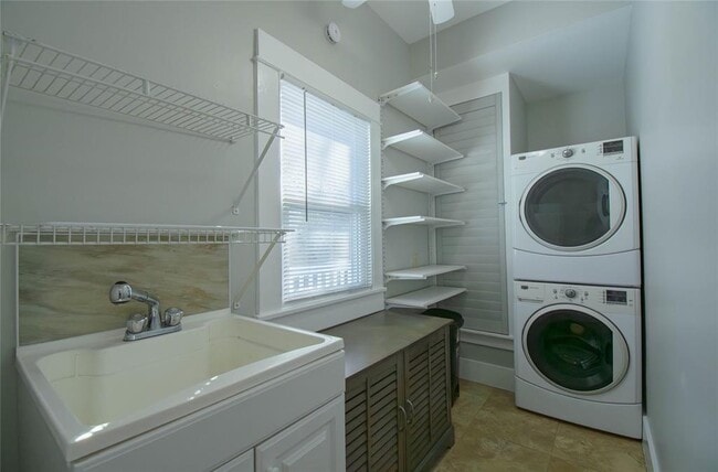 Building Photo - 307 Walnut Dr E