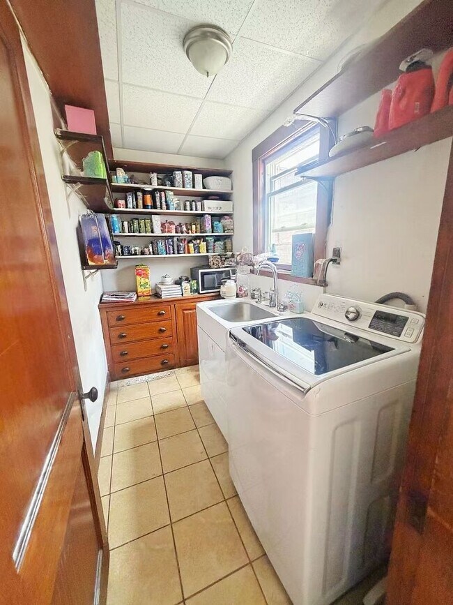 Building Photo - Spacious Unit in Allston