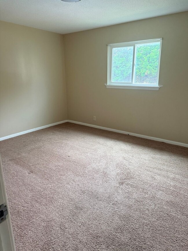 Building Photo - Spacious 2BR Condo – Pool Access & Utilities