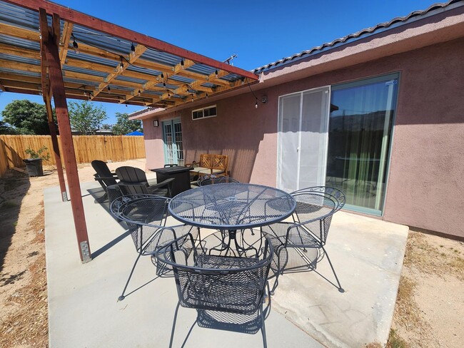 Building Photo - Fully Furnished 3 Bedroom Home w/ Covered ...