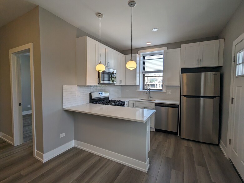 Building Photo - 3935 N Janssen Ave