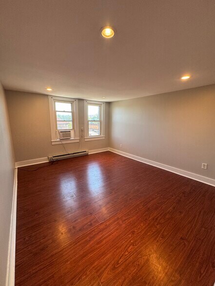 Building Photo - 464 3rd St