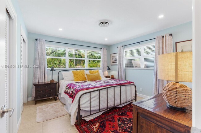 Building Photo - 1639 NE 27th Dr