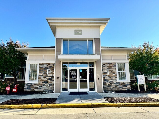 Building Photo - Available 07-08-26! Townhouse w/Garage - Pet Friendly - All Appliances Convey!