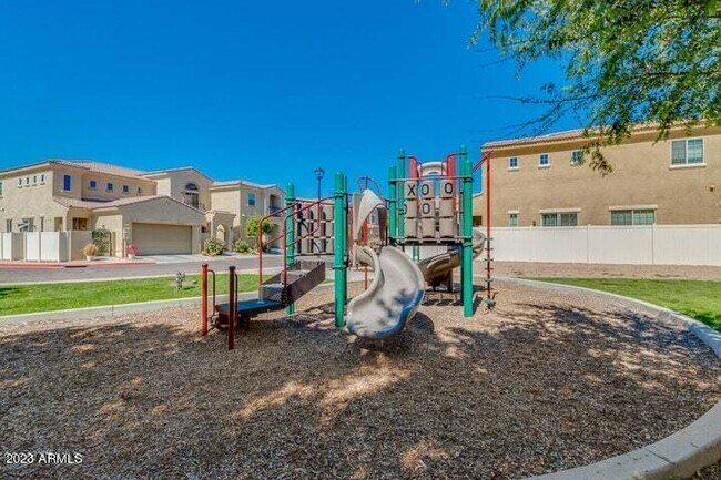 Building Photo - 1367 S Country Club Dr
