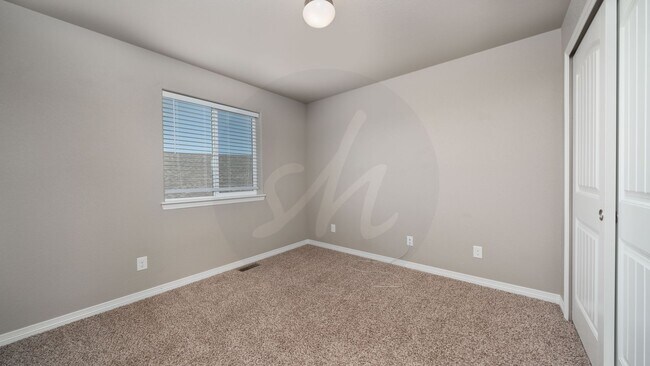 Building Photo - Lovely Three Bedroom Home with Mountain Views