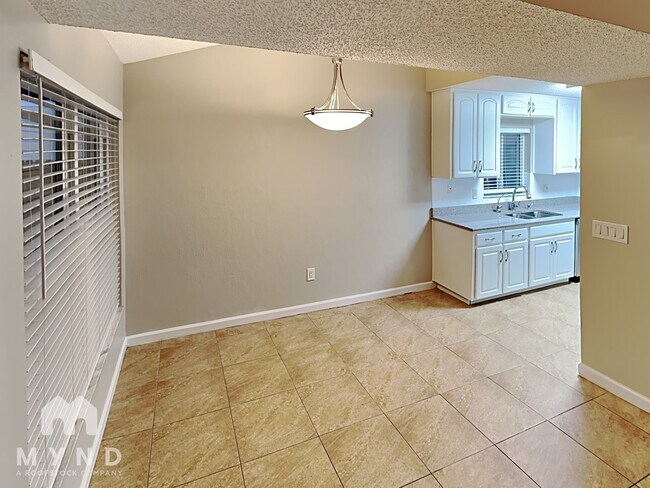 Building Photo - 2030 Shadow Pine Dr