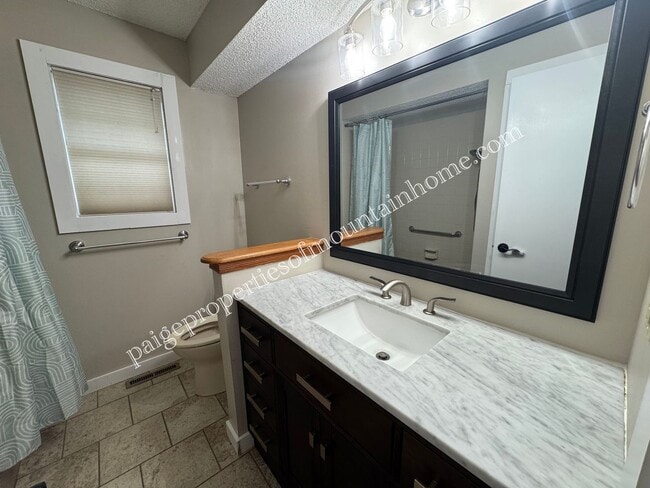 Building Photo - Charming 3 Bedroom, 2 Bath Home with Sunro...