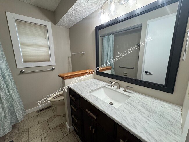 Building Photo - Charming 3 Bedroom, 2 Bath Home with Sunroom, Garage & Privacy-Fenced Yard