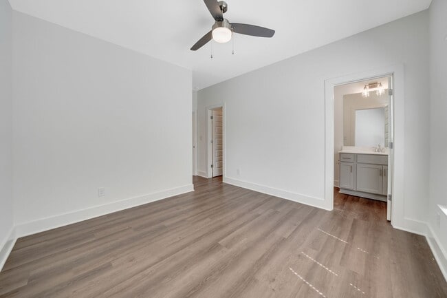 Building Photo - Great Roommate Floor Plan with Bonus Space!