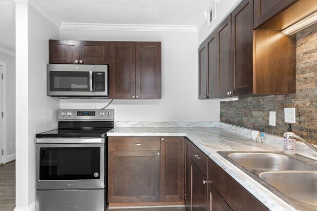 Building Photo - Modern 2BR/1BA Home with Spacious Fenced Yard