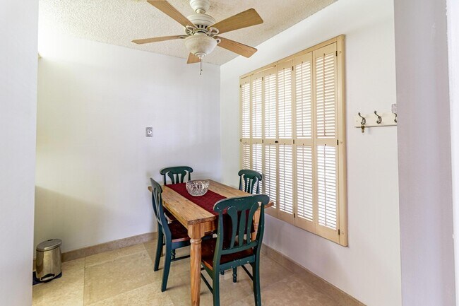 Building Photo - 2460 Juniper Dr